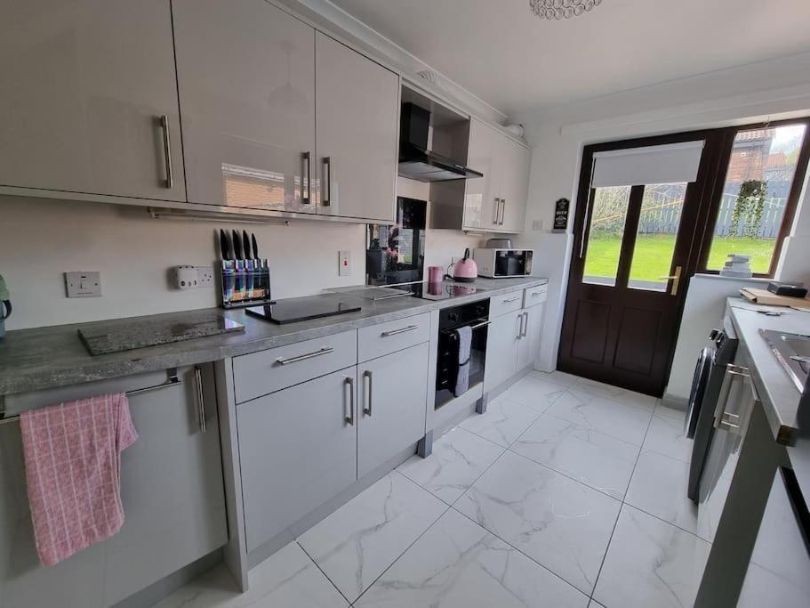 Spacious House City Skyline And Mountain Views Close Too Belfast Centre And Airports Free Parking Exteriör bild