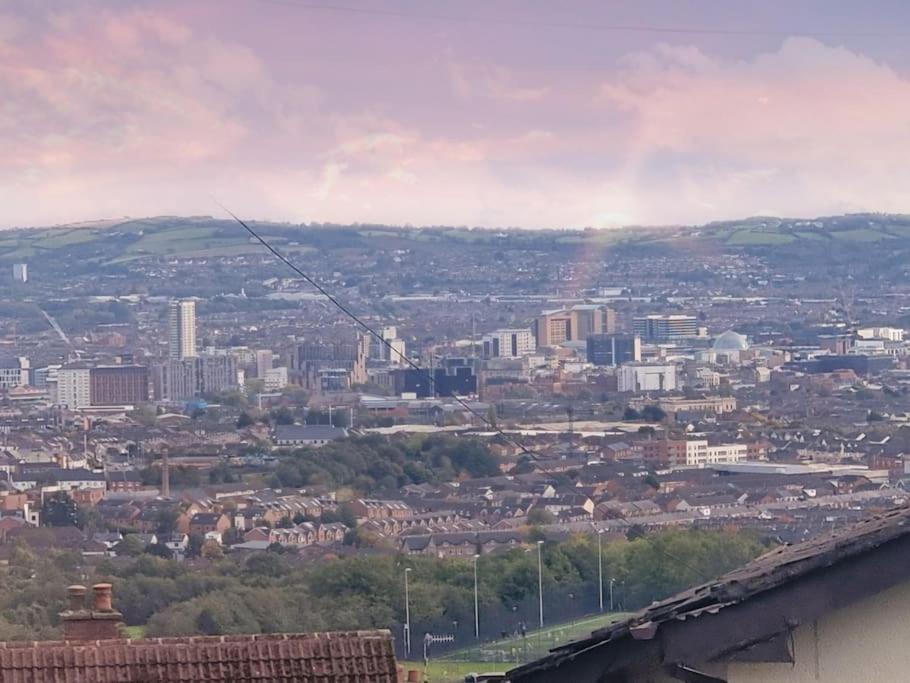 Spacious House City Skyline And Mountain Views Close Too Belfast Centre And Airports Free Parking Exteriör bild